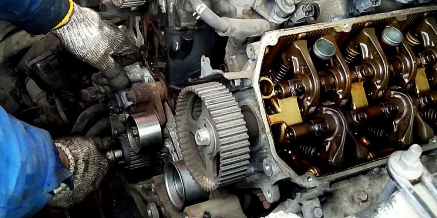 процесс ремонта двигателя спецтехники